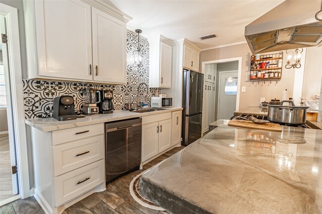 Building Photo - 635 W Church