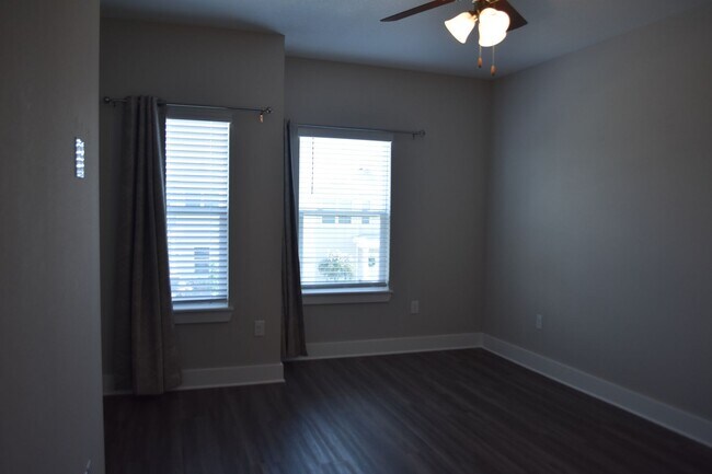 Building Photo - Available June 1 Three Bedroom Townhouse a...