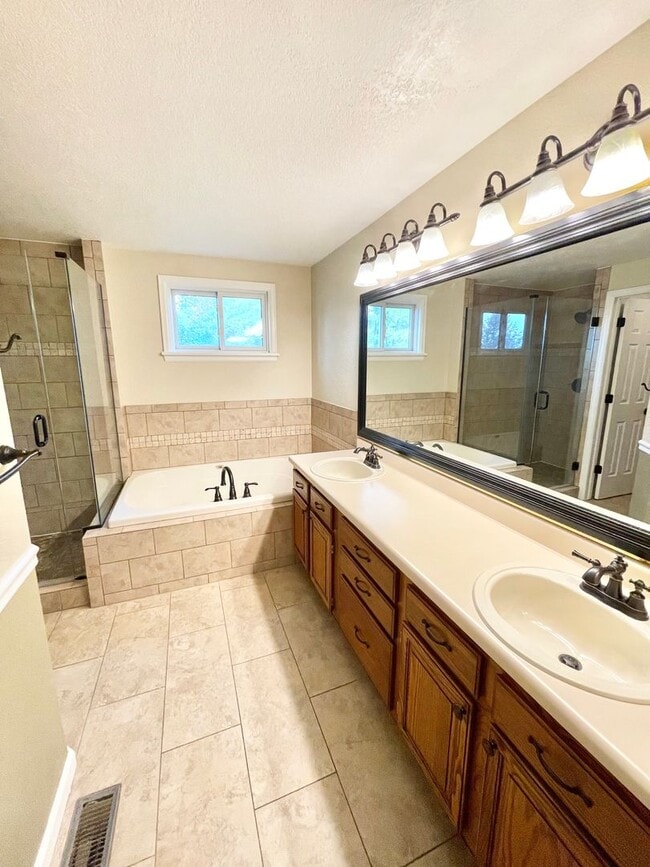 Building Photo - Large Clean Home in Aurora