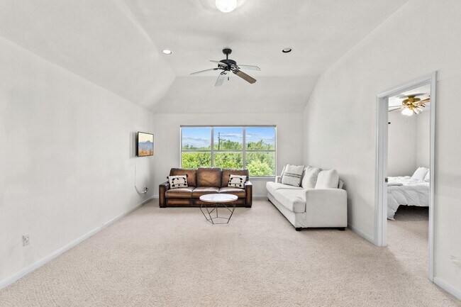 Building Photo - 5950 Mesa Verde Cir