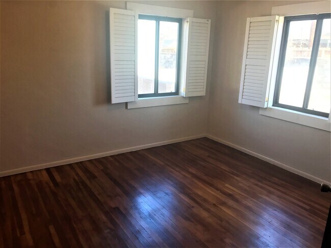 Building Photo - 2 Bed 1.5 Bath | Single Story | Nob Hill L...