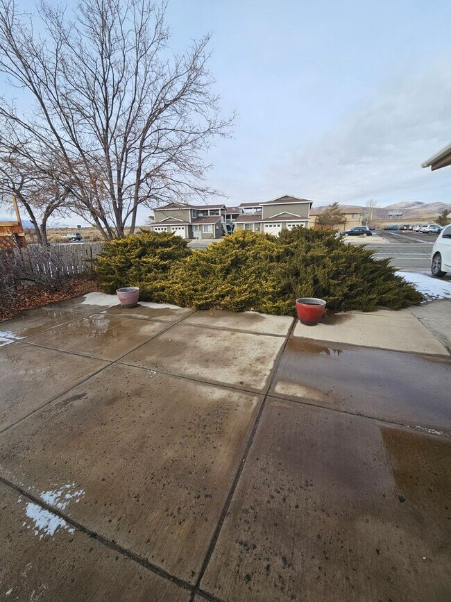 Building Photo - Updated 2 bedroom/1 bathroom apartment wit...