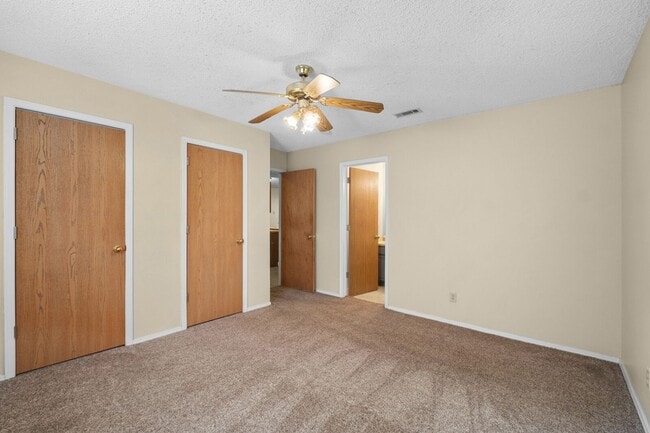 Building Photo - 3 Bedroom 2 Bath Duplex with Garage