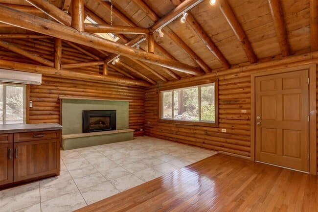 Building Photo - Nestled In the Granite Dells!