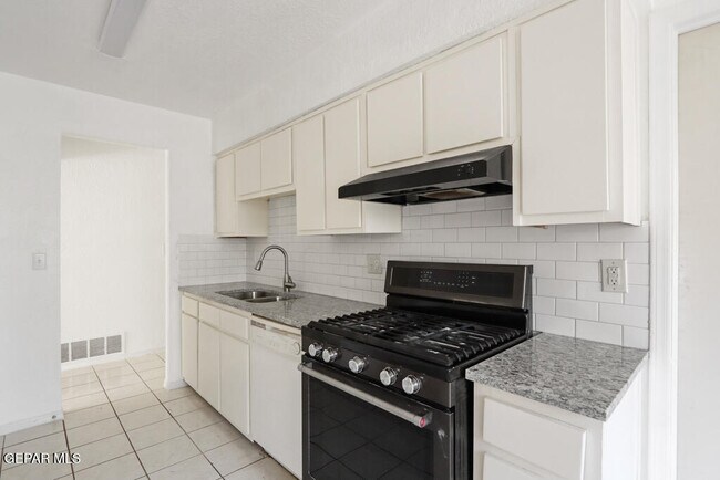 Building Photo - 2117 Anise Dr