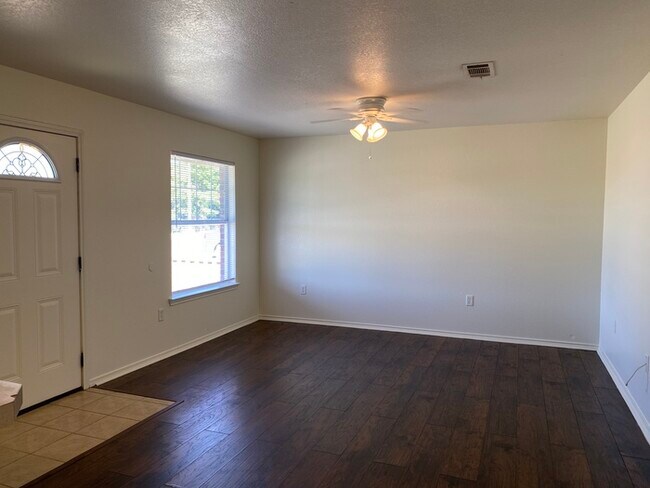 Building Photo - 3 bed 2 bath home, large backyard!