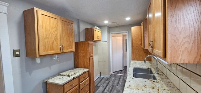 Building Photo - 3 Bed - 1.5 Bath - Single Family Home
