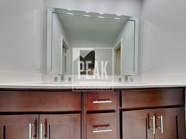 Building Photo - $2,575! Beautiful 3 Bed, 2 Bath home in Desirable Plano! Coming soon!