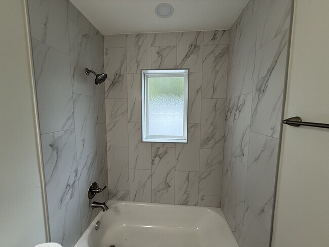 Building Photo - 940 N Hollywood St