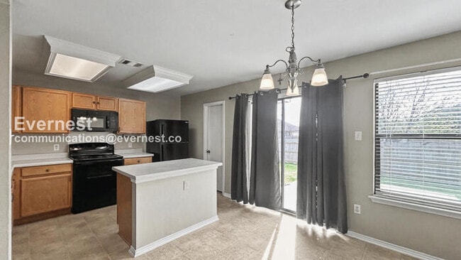 Building Photo - 3 Bed, 2 Bath Home with Garage / Pet-Friendly / Available Now!