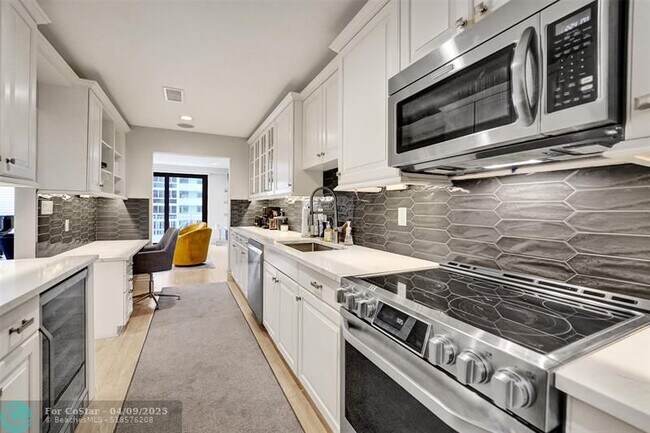 Building Photo - 3100 NE 48th St