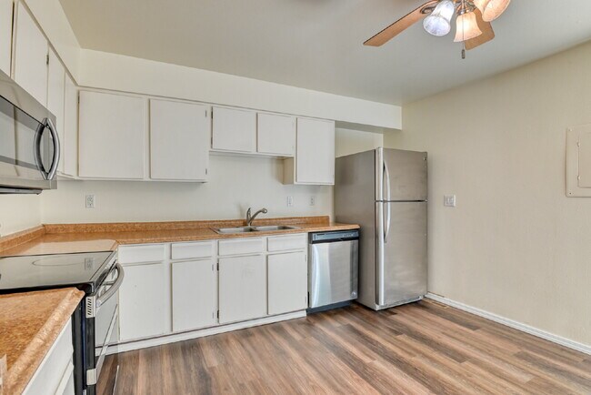 Building Photo - Fantastic Home In Village Seven For Rent