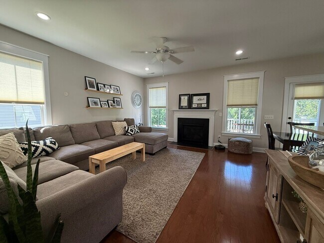 Building Photo - Available now. Amazing 4 BR/2.5 BA Home Available at Shellring at St Thomas Island!