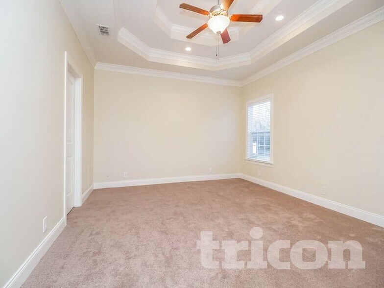 Building Photo - 1527 Dewsbury Dr