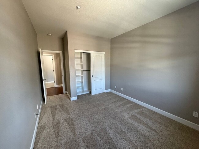 Building Photo - Luxurious 4 Bedroom 2.5 Bath Home.