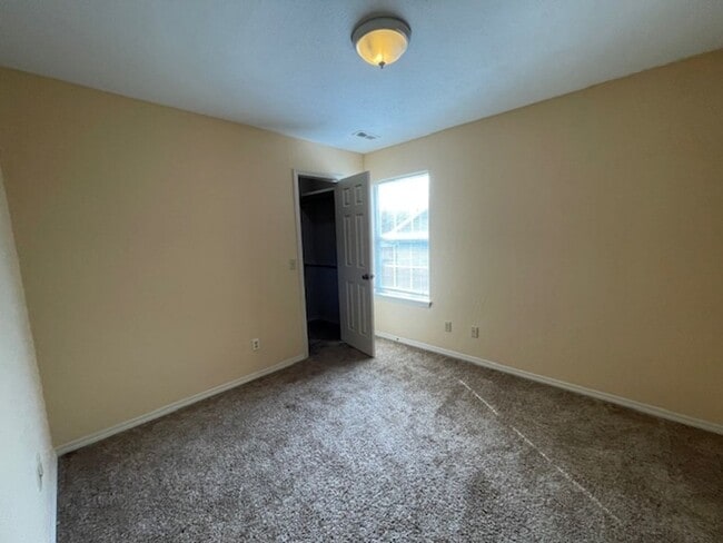 Building Photo - 4 Bedroom Home in SE Springfield!