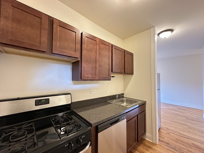 Building Photo - 755 W Cornelia Ave
