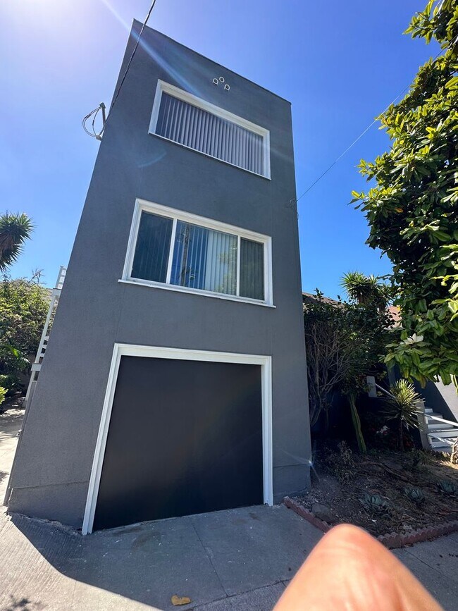 Building Photo - 817 52nd St