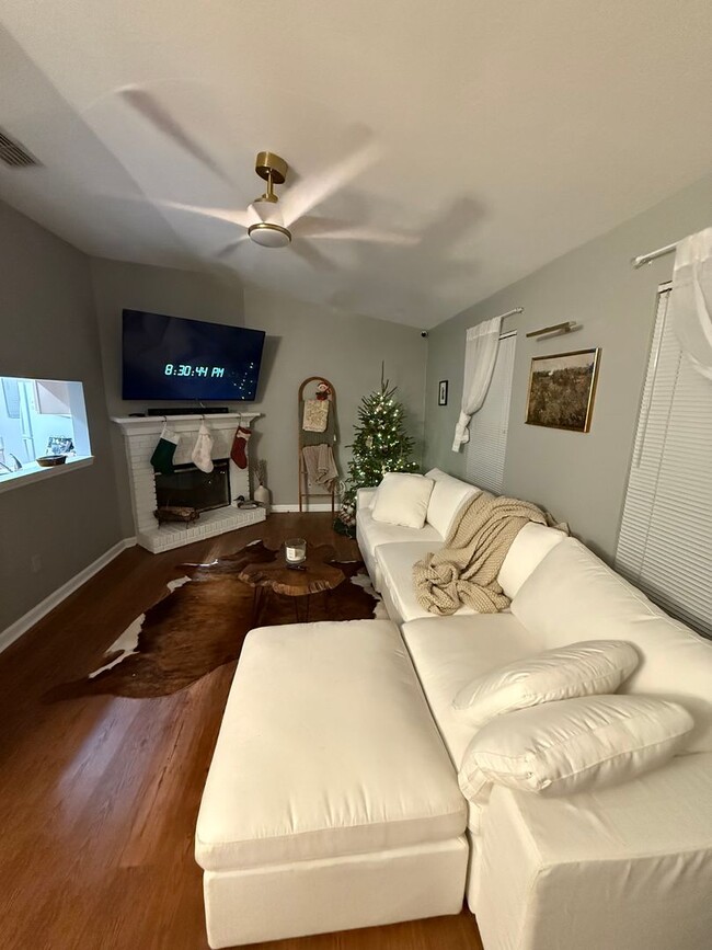 Building Photo - In Town Townhome With Fenced Yard