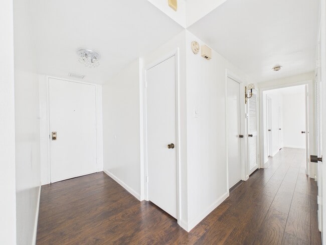 Building Photo - 5001 Woodway Dr