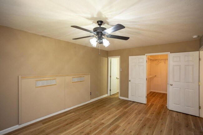 Building Photo - 6053 Sanibel Dr