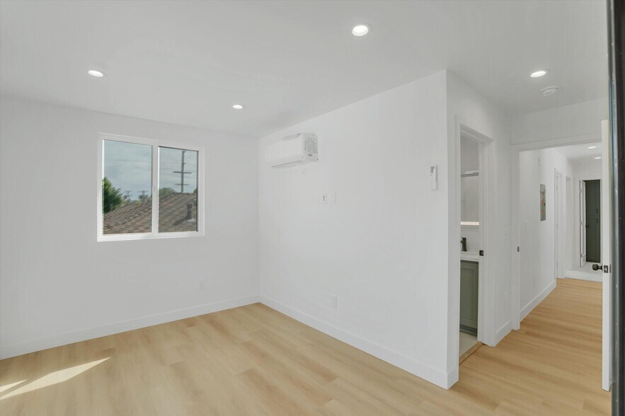 Building Photo - 2116 E 2nd St