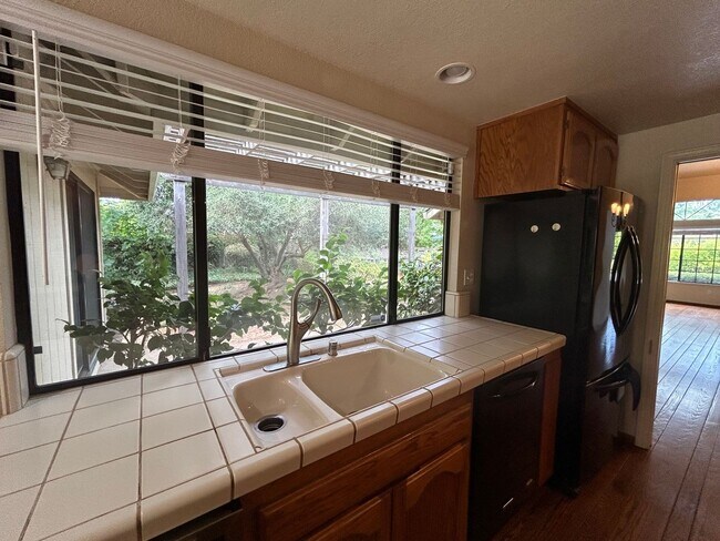 Building Photo - 8280 Oakmont Dr