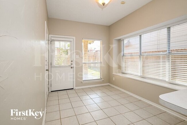 Building Photo - 2210 Meadowstone Dr