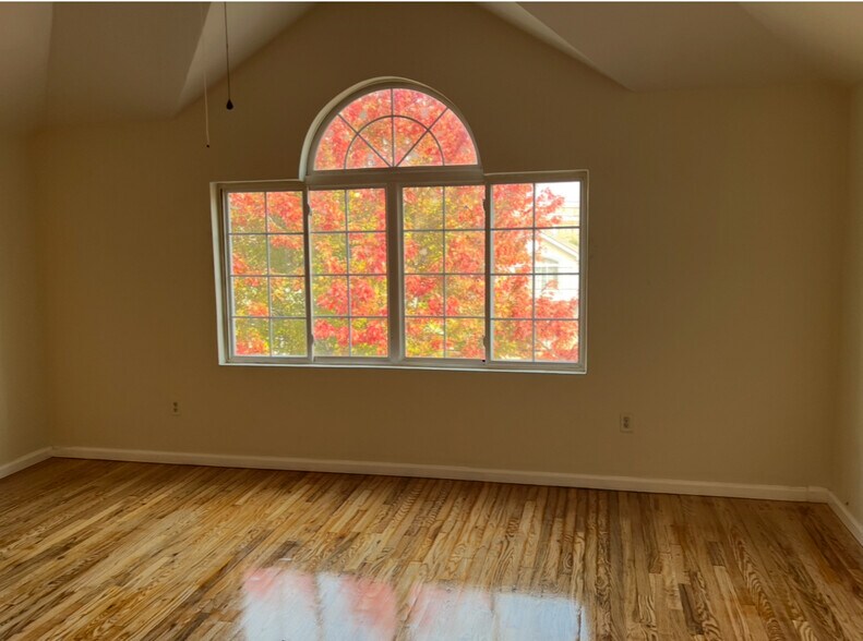 Building Photo - 36 Mersereau Ave