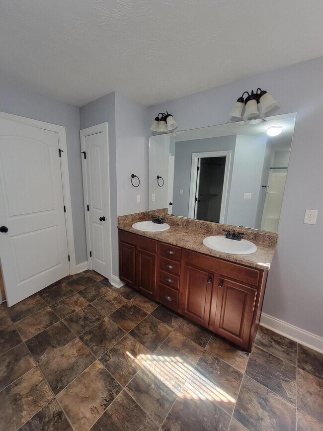 Building Photo - 2581 Kirby Ave