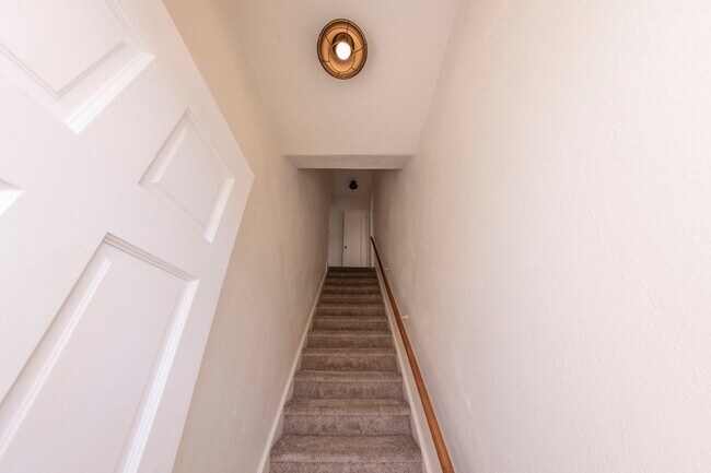Building Photo - University Heights -Huge 1 Bedroom with Bonus Room/Bedroom and AC in Charming Vintage Building