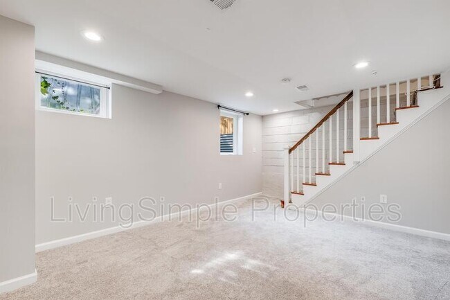 Building Photo - 703 Mapleton Rd