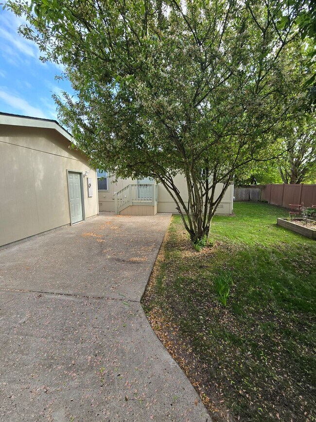 Building Photo - Pet Friendly 3bed : 2bath home w/ Garage &...