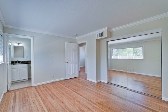 Building Photo - Charming & Refreshed Well-Maintained 4 Bed...