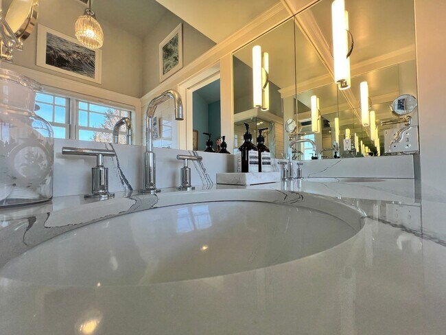 Building Photo - Gorgeous, Executive Living in Beautiful Ma...
