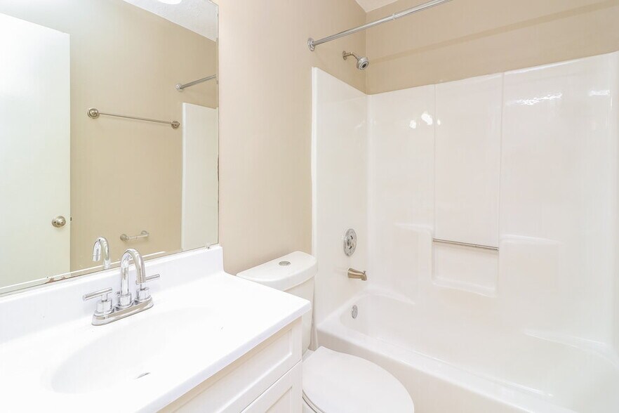 Building Photo - 353 Knollwood Ln