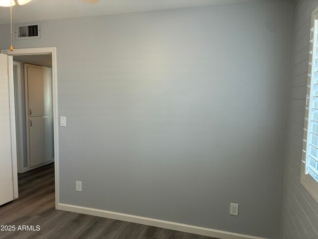 Building Photo - 10530 W Hope Dr