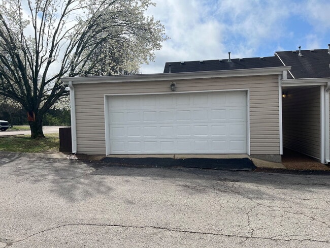 Building Photo - 135 Lake Chateau Dr