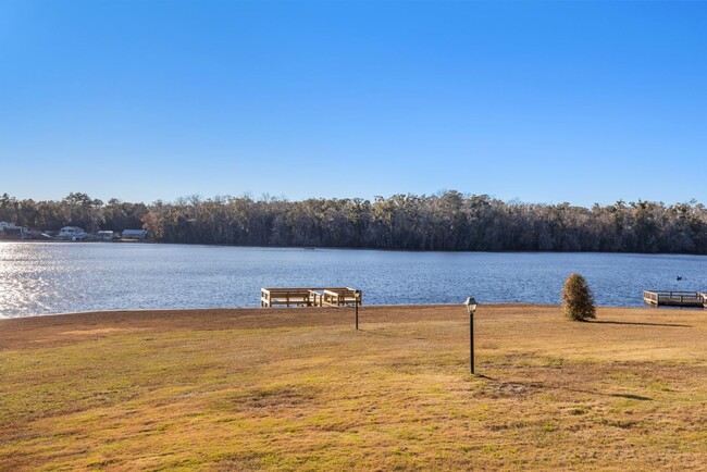 Building Photo - Lake Talquin - LAKEFRONT- Furnished 3 bedr...