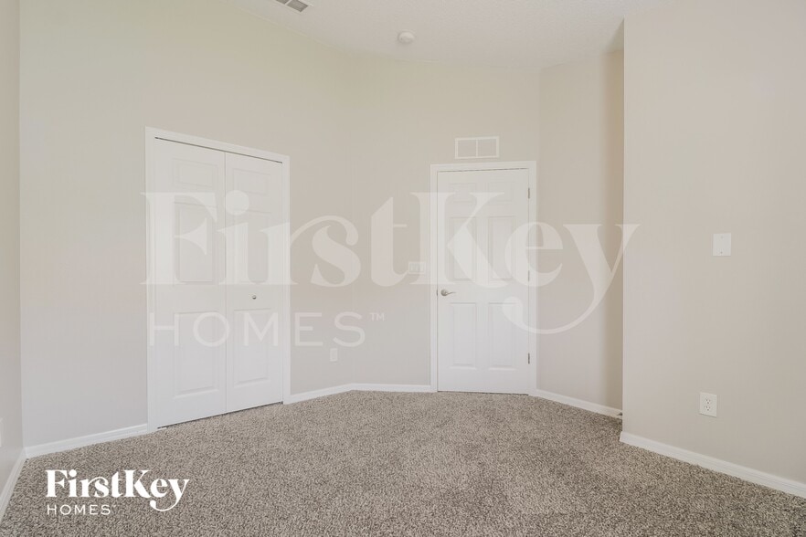 Building Photo - 211 Oak Branch Dr