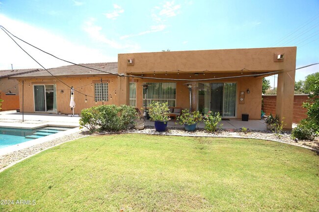 Building Photo - 2006 E San Carlos Pl