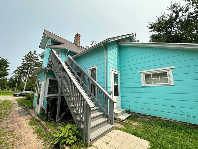 Building Photo - 311 W Mason St