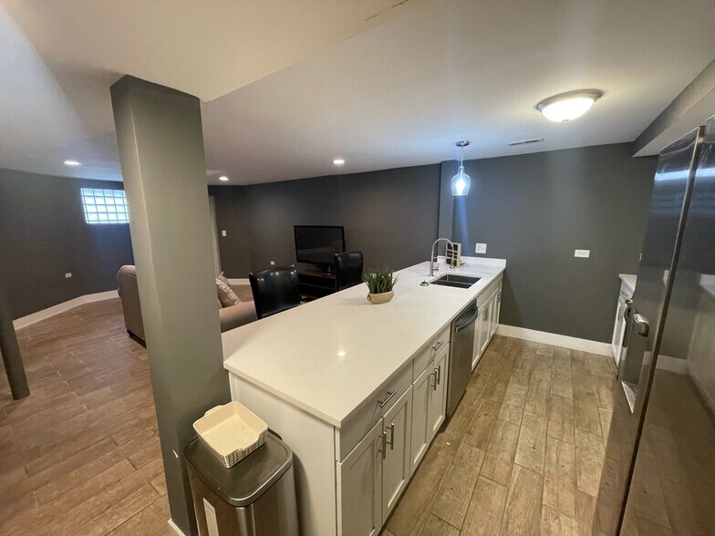 Furnished $2331 Per Month - 4836 S Michigan Ave