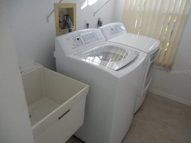 Building Photo - 1980 Aqui Esta Dr