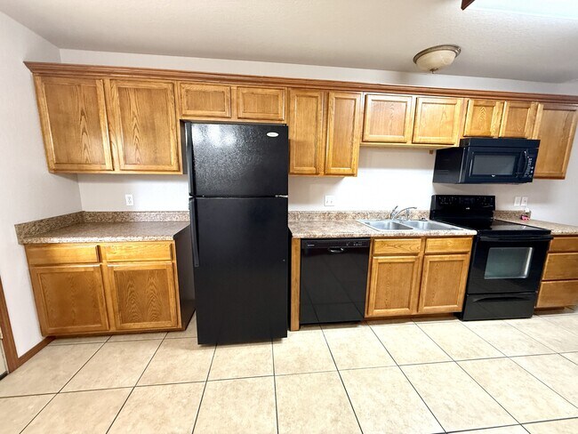 Building Photo - 2202 Lakeview Dr