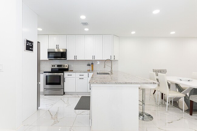 Building Photo - 8545 Casa Del Lago