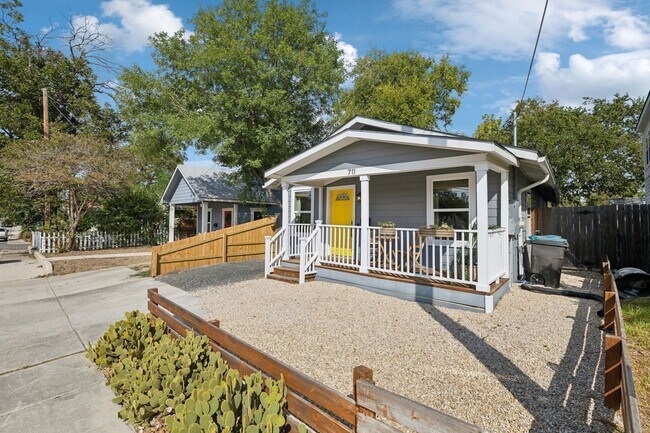 Building Photo - DARLING 2-BEDROOM MAHNCKE PARK COTTAGE