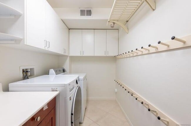 Building Photo - Spacious 4BR/4BA Tri-Level Coastal Townhome | 2 Car Garage | Washer & Dryer | Point Loma