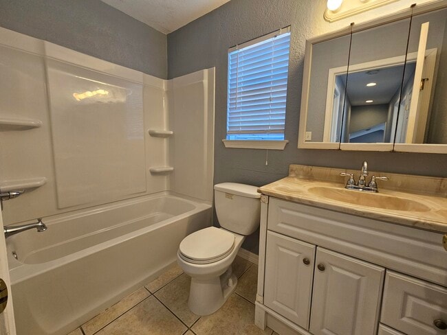 Building Photo - 1077 Woodlore Cir