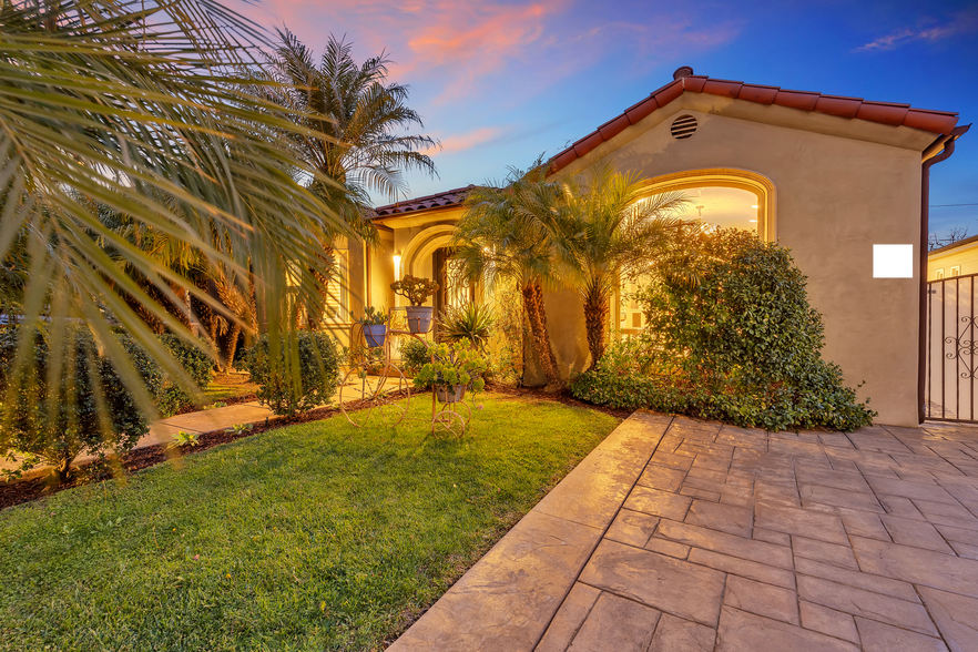 Building Photo - 326 N Doheny Dr